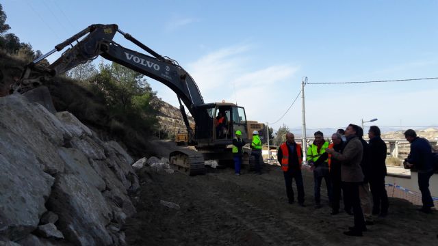 Las obras de mejora de accesos al castillo, que incluyen el asfaltado del camino de Murviedro, inician su trabajo con una inversión de 1,2 millones - 1, Foto 1