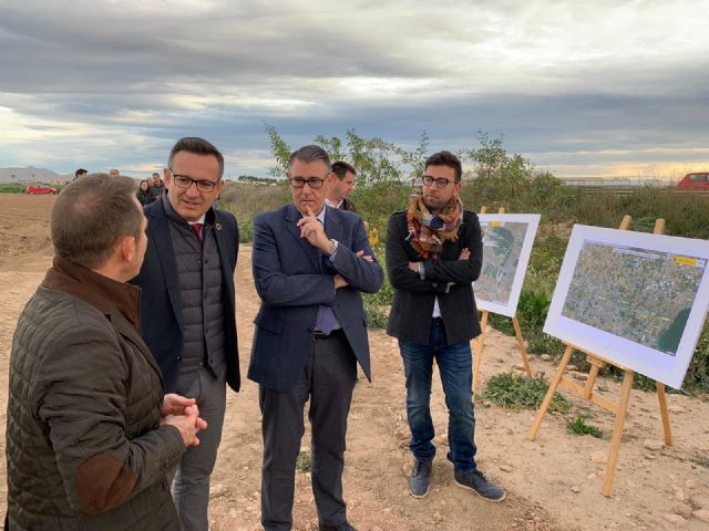 El delegado del Gobierno supervisa el inicio de las obras de emergencia en el canal de drenaje D7 en Los Alcázares en su conexión con la rambla del Albujón - 2, Foto 2