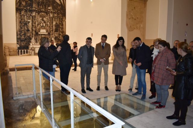 El Alcalde y la Consejera de Cultura visitan las obras de rehabilitación de la iglesia de San Pedro en la que se han invertido más de 550.000 euros - 1, Foto 1
