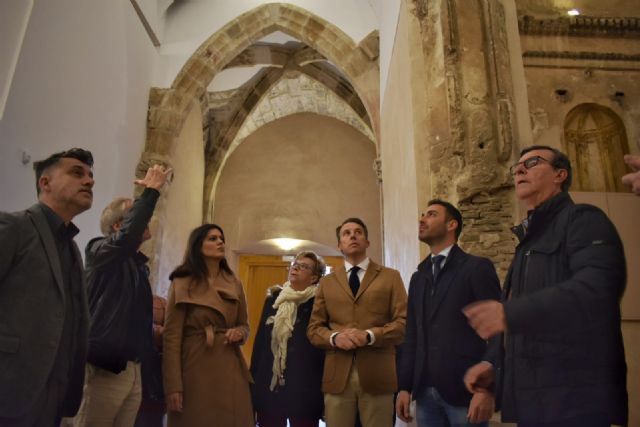 El Alcalde y la Consejera de Cultura visitan las obras de rehabilitación de la iglesia de San Pedro en la que se han invertido más de 550.000 euros - 3, Foto 3