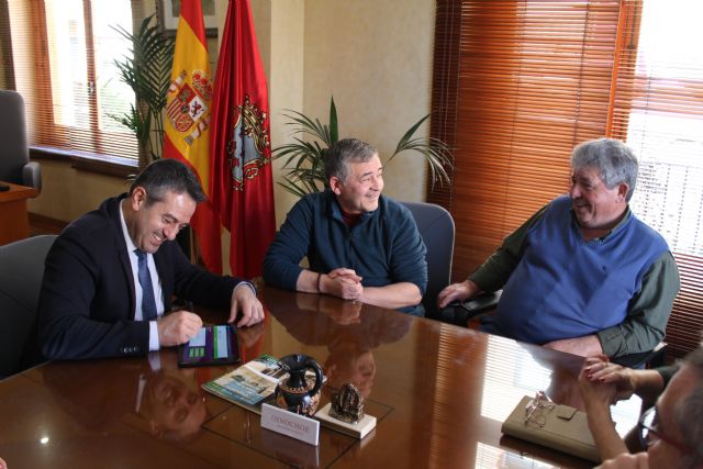 El Ayuntamiento renueva los convenios con los comerciantes de las plazas de abastos de San Pedro y Campoamor - 1, Foto 1