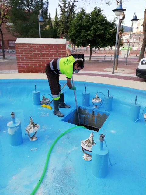 El Ayuntamiento de Murcia aplica un tratamiento anti grafiti en los lagos y fuentes del municipio - 1, Foto 1