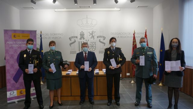 La Delegación del Gobierno edita un tríptico que agrupa toda la información sobre los recursos y servicios esenciales a disposición de las víctimas de violencia de género - 1, Foto 1
