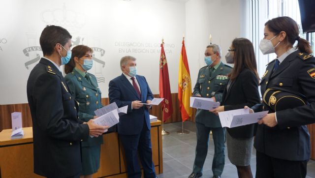 La Delegación del Gobierno edita un tríptico que agrupa toda la información sobre los recursos y servicios esenciales a disposición de las víctimas de violencia de género - 2, Foto 2