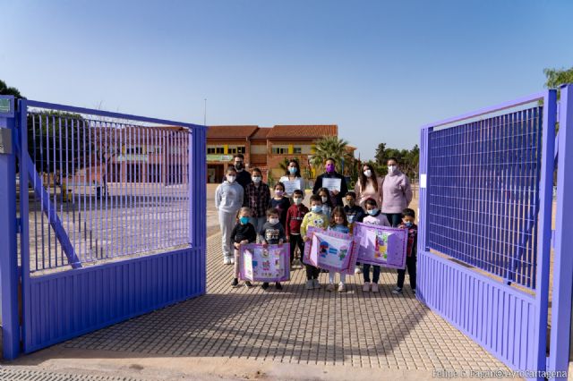 El CEIP Vicente Medina ya cuenta con una puerta violeta como acceso principal para fomentar la Igualdad - 1, Foto 1