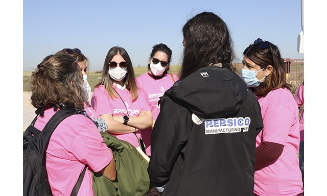 Empleada de PepsiCo colaborando como voluntaria en un curso de pilotaje de drones organizado por FADEMUR., Foto 1