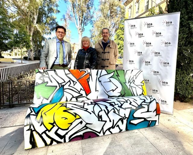 La creatividad urbana llega a Murcia con la instalación de dos bancos ´Book´ - 1, Foto 1