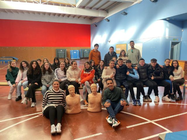 El Hospital Vithas Almería imparte un taller de RCP a 200 alumnos del IES Aruntia mediante su programa 'Aula Salud Colegios' - 1, Foto 1
