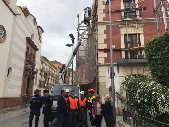 Un operativo especial de las Concejalías de Urbanismo, Emergencias y Policía Local realiza una revisión especial de los inmuebles ubicados en el recorrido de las procesiones - 1, Foto 1