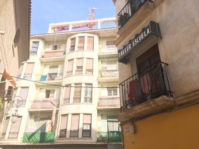 El PSOE exige medidas para cuidar la imagen de las fachadas e impedir la colocación de tenderetes y otros objetos antiestéticos en balcones - 1, Foto 1