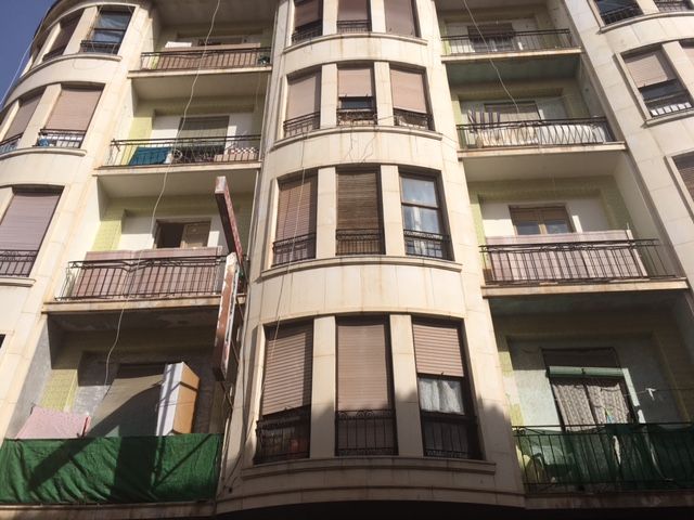 El PSOE exige medidas para cuidar la imagen de las fachadas e impedir la colocación de tenderetes y otros objetos antiestéticos en balcones - 2, Foto 2