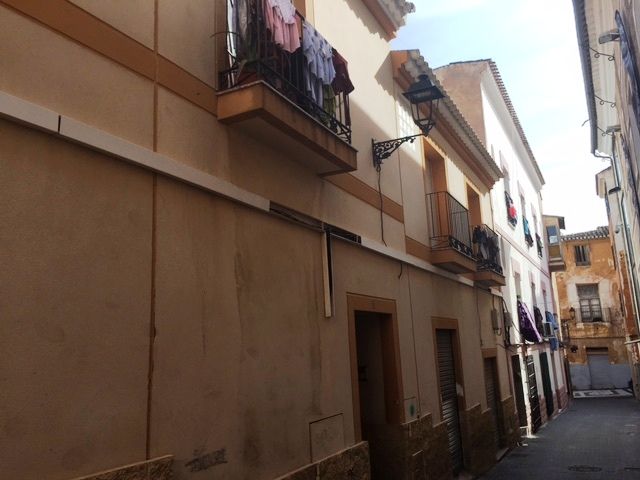 El PSOE exige medidas para cuidar la imagen de las fachadas e impedir la colocación de tenderetes y otros objetos antiestéticos en balcones - 4, Foto 4