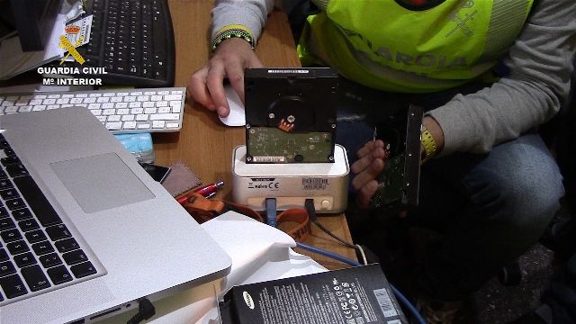 La Guardia Civil detiene a 102 personas por tenencia y distribución de archivos pedófilos a través de Internet - 1, Foto 1