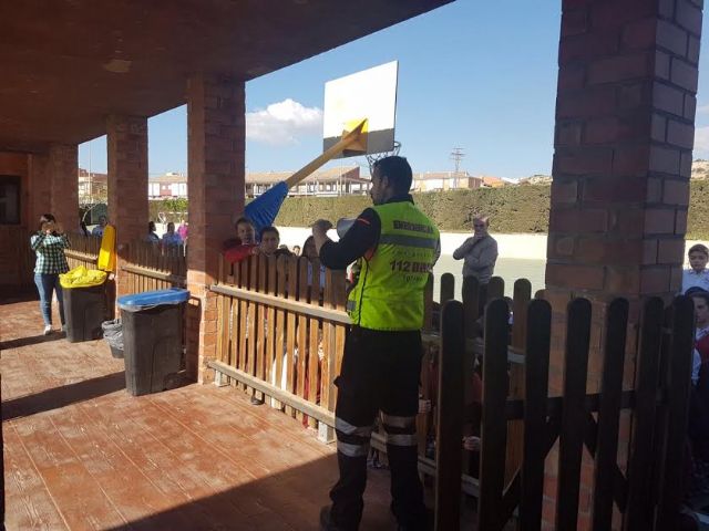 Protección Civil y la comunidad educativa del Colegio Reina Sofía participan en un simulacro de incendio, Foto 7