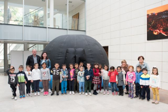 Cerca de 600 alumnos de infantil y primaria visitan el planetario instalado en el centro cultural - 1, Foto 1