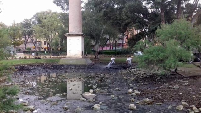 Parques y Jardines realiza la revisión y limpieza del lago del jardín de la Seda para optimizar su estado - 1, Foto 1