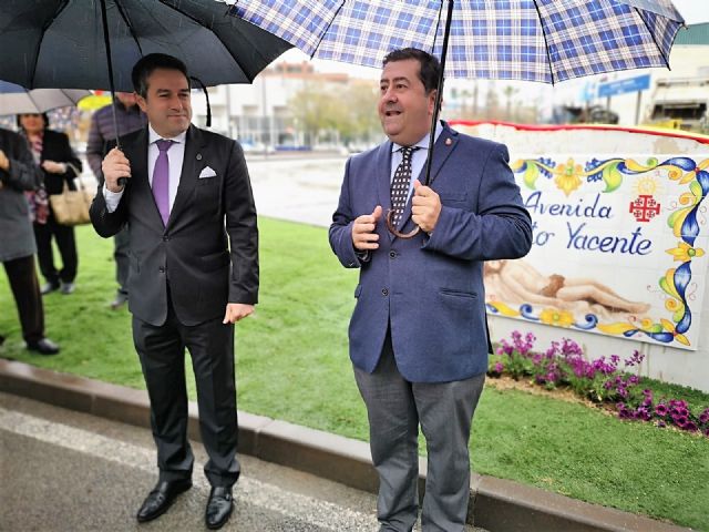 Ni la lluvia privó hoy el descubrimiento de las placas que dan nombre a la avenida Cristo Yacente en Alcantarilla - 2, Foto 2