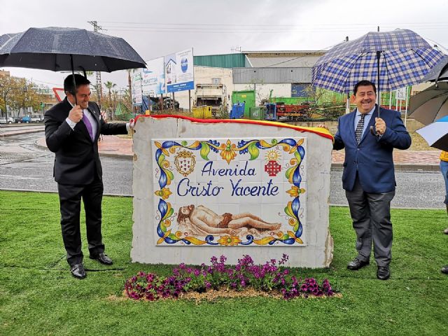 Ni la lluvia privó hoy el descubrimiento de las placas que dan nombre a la avenida Cristo Yacente en Alcantarilla - 4, Foto 4