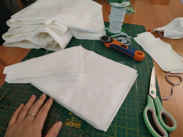 La Junta Vecinal de Perín organiza a colectivos locales para fabricar mascarillas - 1, Foto 1