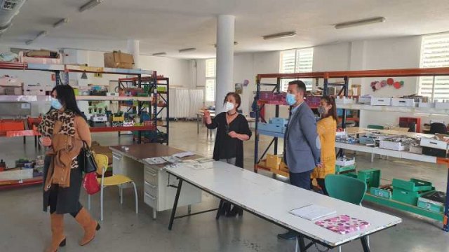 El concejal de Educación, Diego Boluda, junto a técnicos de la concejalía visitan la sede del CEOM - 1, Foto 1