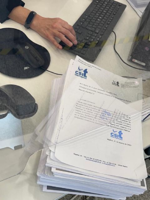 CSIT UNIÓN PROFESIONAL entrega más de 8.000 firmas para reclamar la negociación de los criterios de procesos de empleo público en la CM - 2, Foto 2