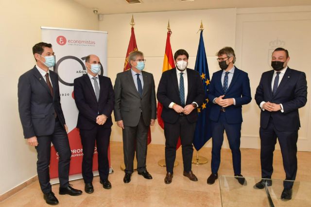 Medalla de Oro de la Región de Murcia al Colegio de Economistas - Centenario Profesión - 1, Foto 1