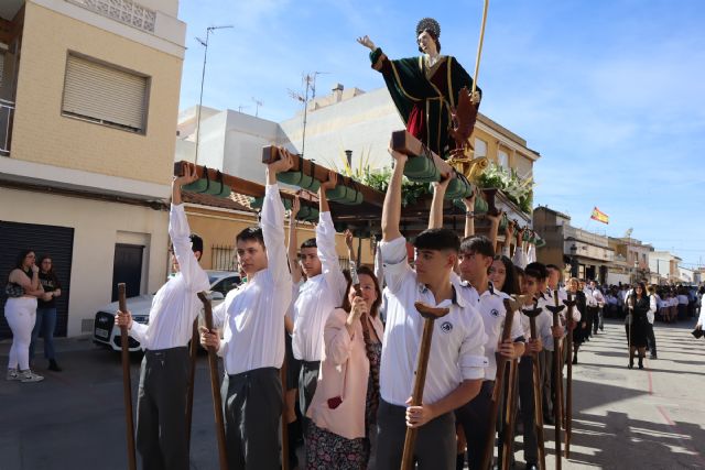 El traslado de San Juan con los alumnos del centro educativo San Pedro Apóstol da inicio a los desfiles procesionales - 2, Foto 2