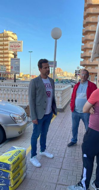 El PSOE recoge el malestar de los vecinos ante la desaparición de 80 plazas de aparcamiento en la urbanización Castillos de Mar - 1, Foto 1