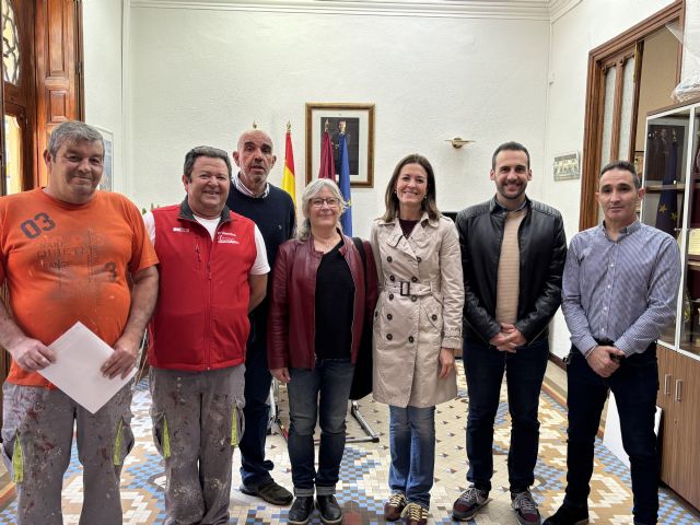 El Ayuntamiento pone en marcha un nuevo programa de inserción laboral con el que se han contratado a dos conserjes y a dos pintores oficiales de primera - 1, Foto 1