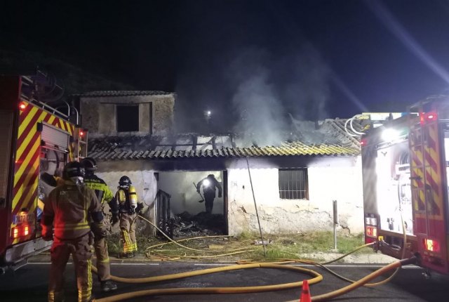 Bomberos apagan el incendio en una vivienda de Cieza - 1, Foto 1
