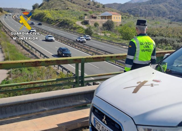 La Guardia Civil investiga a dos menores por lanzar piedras a veh�culos que circulaban por la autov�a, Foto 2