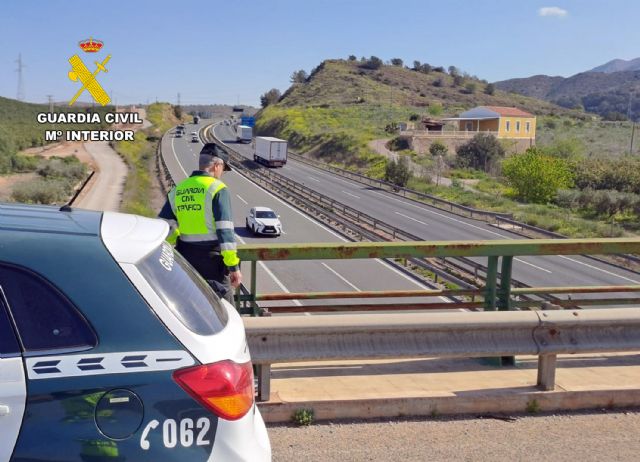 La Guardia Civil investiga a dos menores por lanzar piedras a veh�culos que circulaban por la autov�a, Foto 3