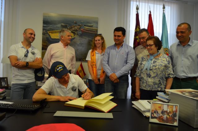 Caluroso recibimiento a Miguel Madrid a su llegada a San Javier tras coronar el techo del mundo en el Everest - 2, Foto 2