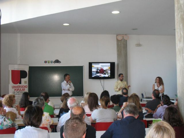 La Universidad Popular clausura sus Talleres de Idiomas con la entrega a los alumnos de la Acreditación de Asistencia - 2, Foto 2