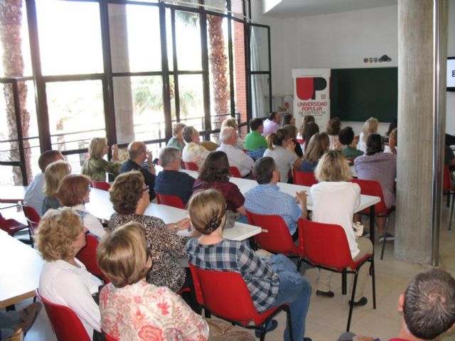 La Universidad Popular clausura sus Talleres de Idiomas con la entrega a los alumnos de la Acreditación de Asistencia - 3, Foto 3