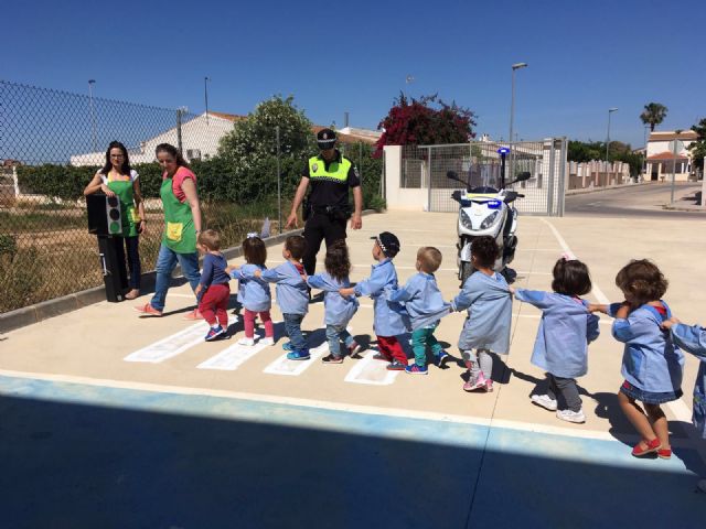 La Policía Local ofrece a los más pequeños sus primeras nociones en seguridad vial - 1, Foto 1