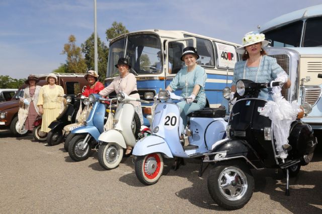 La Universidad Popular exalta la cultura y la tradición con una caravana de coches de época - 1, Foto 1