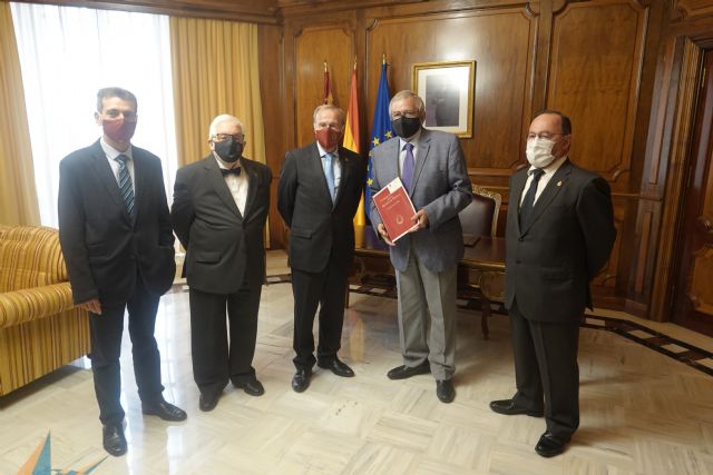 El presidente de la Asamblea recibe la memoria del Consejo Jurídico de la Región 2020 - 1, Foto 1