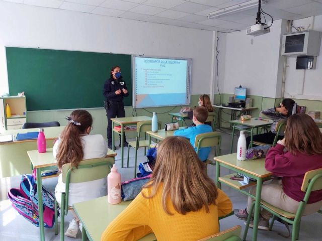 Cerca de 400 alumnos de 5° de Primaria del casco urbano y pedanías se forman en Educación Vial de la mano de los policías tutores - 1, Foto 1