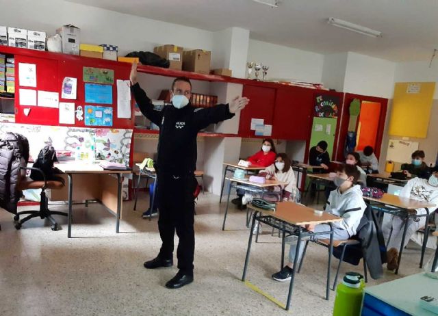 Cerca de 400 alumnos de 5° de Primaria del casco urbano y pedanías se forman en Educación Vial de la mano de los policías tutores - 2, Foto 2