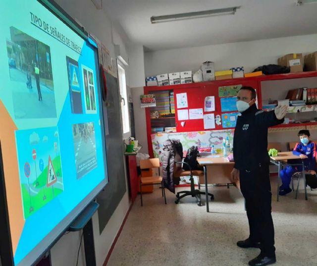 Cerca de 400 alumnos de 5° de Primaria del casco urbano y pedanías se forman en Educación Vial de la mano de los policías tutores - 3, Foto 3