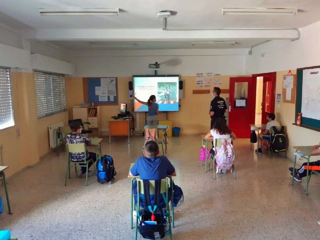 Cerca de 400 alumnos de 5° de Primaria del casco urbano y pedanías se forman en Educación Vial de la mano de los policías tutores - 4, Foto 4