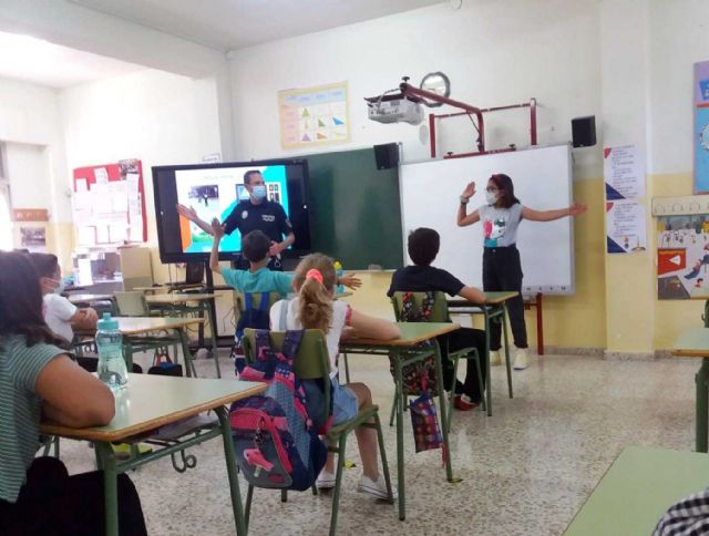 Cerca de 400 alumnos de 5° de Primaria del casco urbano y pedanías se forman en Educación Vial de la mano de los policías tutores - 5, Foto 5