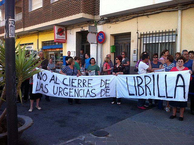 UPrL recuerda los 9 años de la Supresión del Servicio de Urgencias Sanitarias con una Concentración en la puerta del Centro de Salud - 1, Foto 1