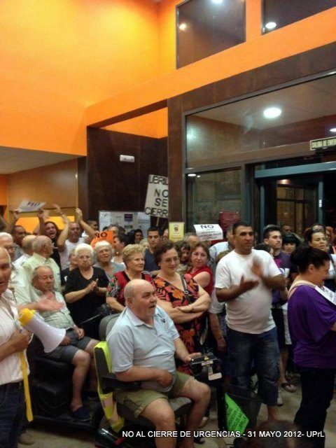 UPrL recuerda los 9 años de la Supresión del Servicio de Urgencias Sanitarias con una Concentración en la puerta del Centro de Salud - 2, Foto 2