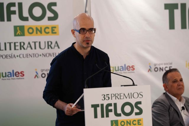 Los autores murcianos José Martínez Ros y Miguel Sánchez Robles recogen los Premios Tiflos de Poesía y Novela 2021 - 1, Foto 1