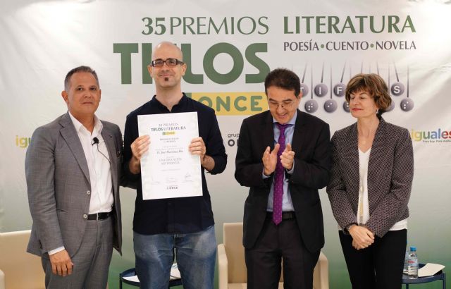 Los autores murcianos José Martínez Ros y Miguel Sánchez Robles recogen los Premios Tiflos de Poesía y Novela 2021 - 2, Foto 2
