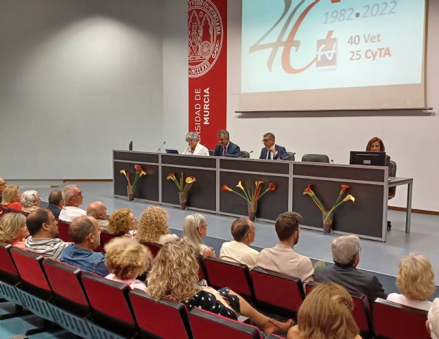 El consejero en funciones, Juan María Vázquez, asiste al acto conmemorativo del XL Aniversario de la Facultad de Veterinaria - 2, Foto 2