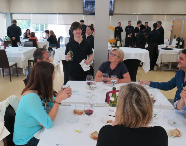 Diez jóvenes con síndrome de Down demuestran su talento como profesionales de sala en el restaurante del CCT - 1, Foto 1