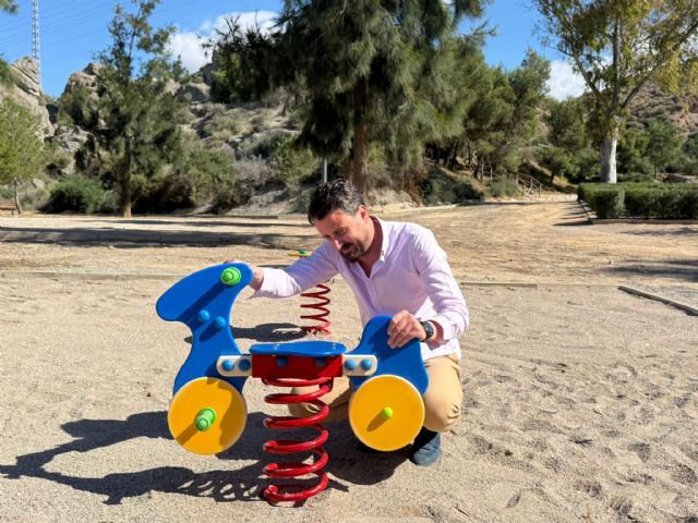 El Ayuntamiento de Lorca invierte 10.000 euros en los trabajos de rehabilitación y mejora del parque infantil de Sancho Dávila - 2, Foto 2